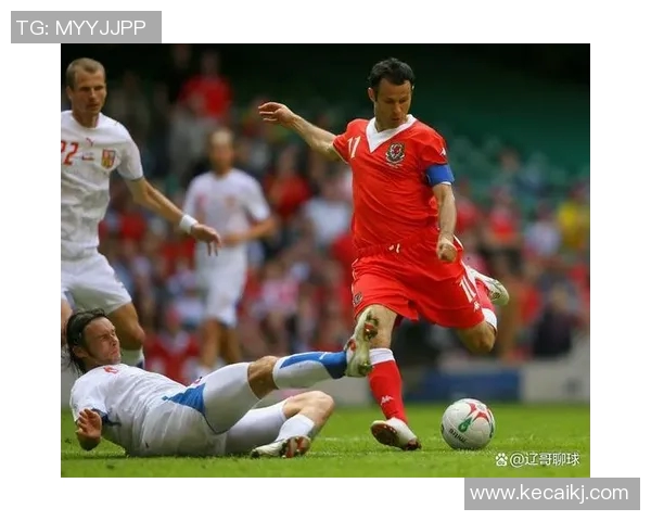 探索右边后卫足球明星的辉煌历程与场上表现解析 探索右边后卫足球明星的辉煌历程与场上表现解析