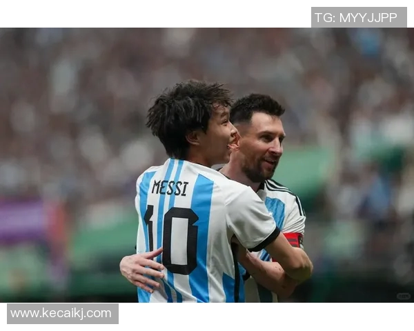 足球巨星同框瞬间珍藏合影展现传奇时刻与球场魅力